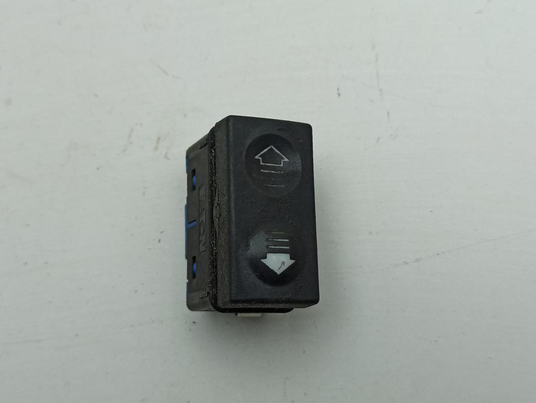 кнопка (выключатель) BMW 3 E36 1997, 2.0 л., бензин, МКПП, красный, кабриолет, 8368942