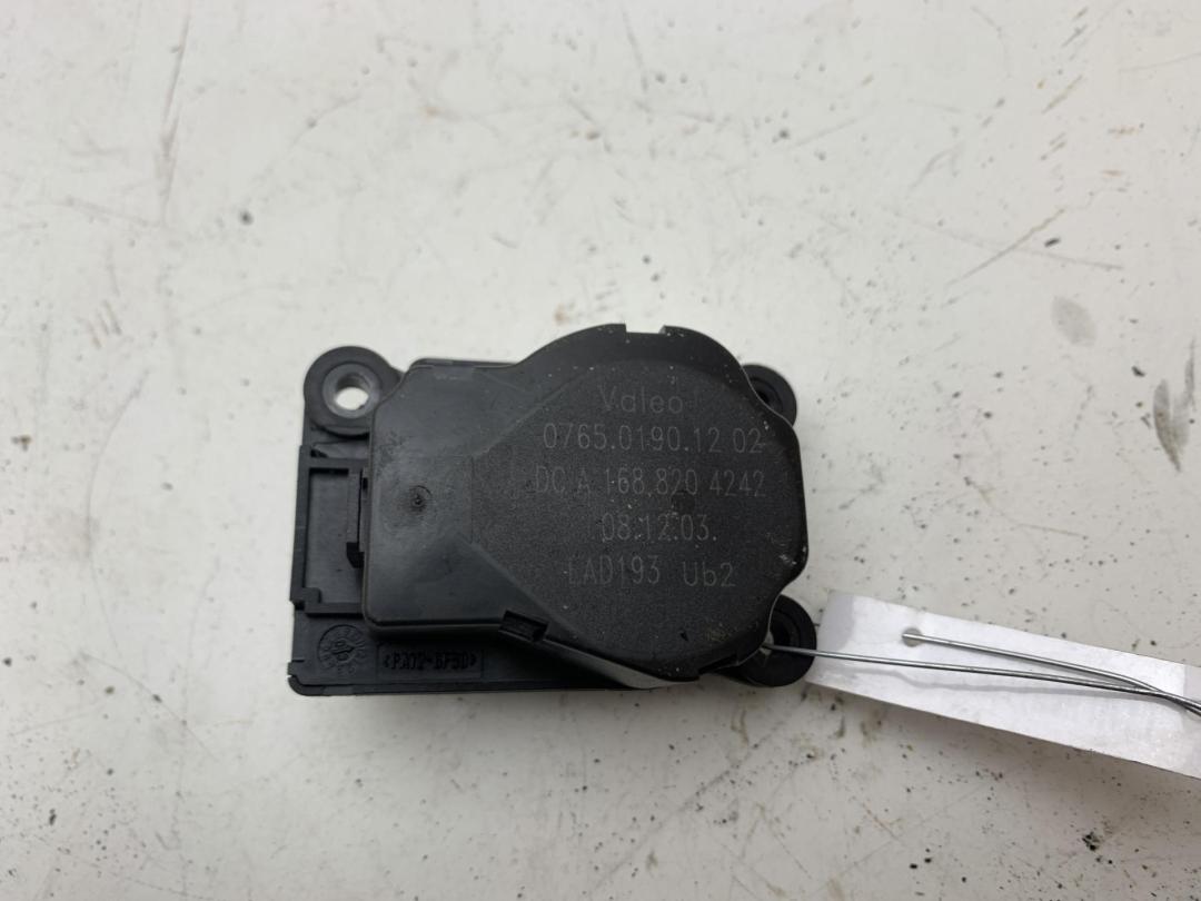 моторчик заслонки печки Mercedes-Benz Vaneo W414 2003, 1.7 л., дизель, МКПП, синий, минивэн, 1688204242 - фото №1