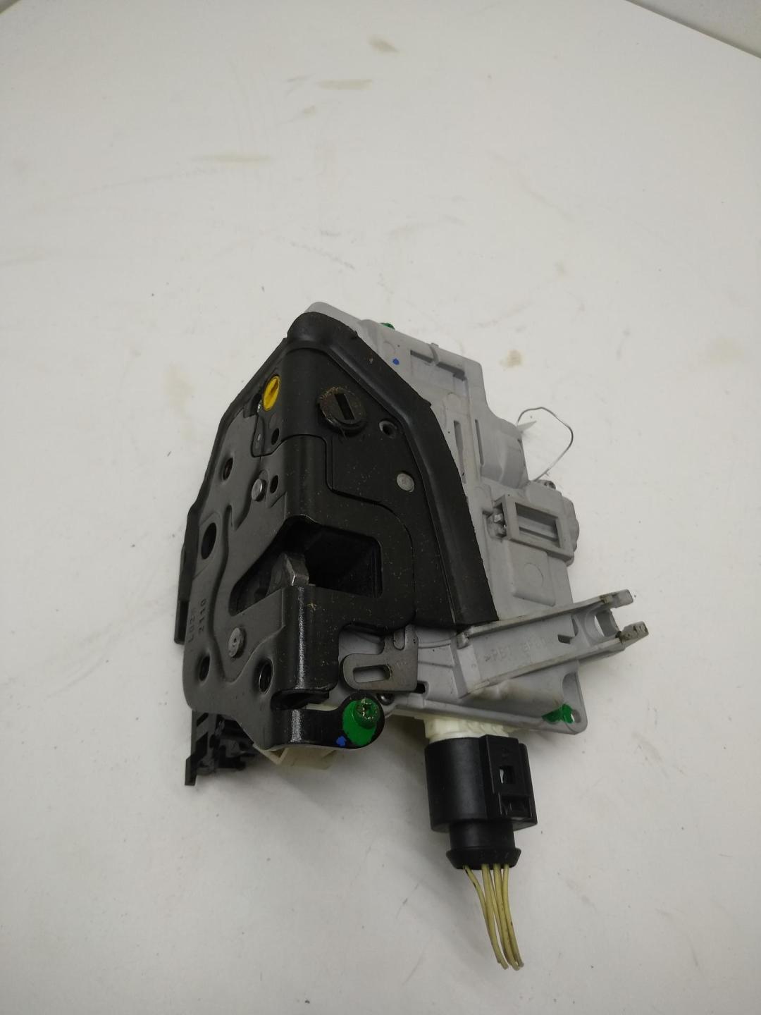 замок двери задней левой Volkswagen Passat B7 2010, 2.0 л., дизель, АКПП, серый, универсал, 3AF833055