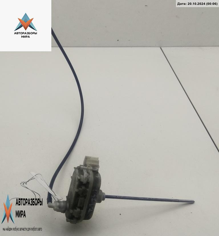 замок лючка топливного бака Audi A4 B5 1996, 1.8 л., бензин, МКПП, зелёный, универсал - фото №1