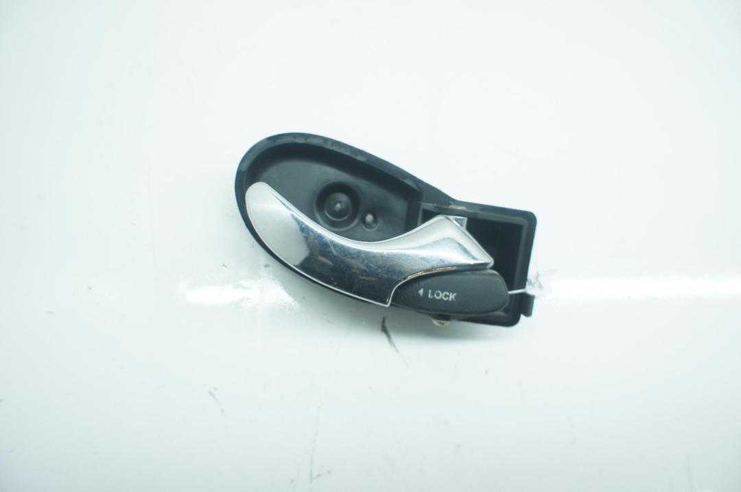 ручка внутренняя передняя правая Ford Focus 1 поколение 1999, 1.6 л., i, бензин, МКПП, серый, седан, XS41A22600AJ - фото №1