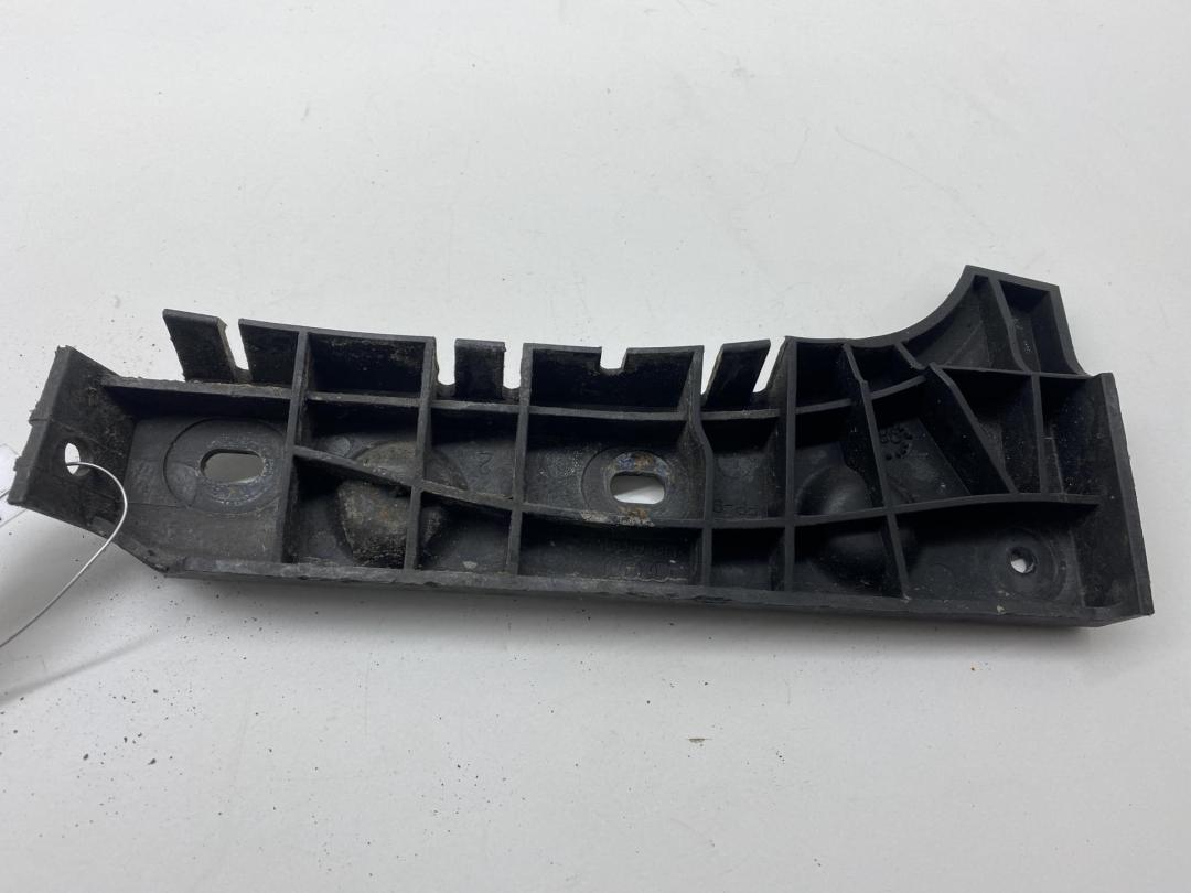 кронштейн переднего бампера Audi A6 C5 1998, 2.4 л., бензин, МКПП, синий, универсал, 4B0807284B