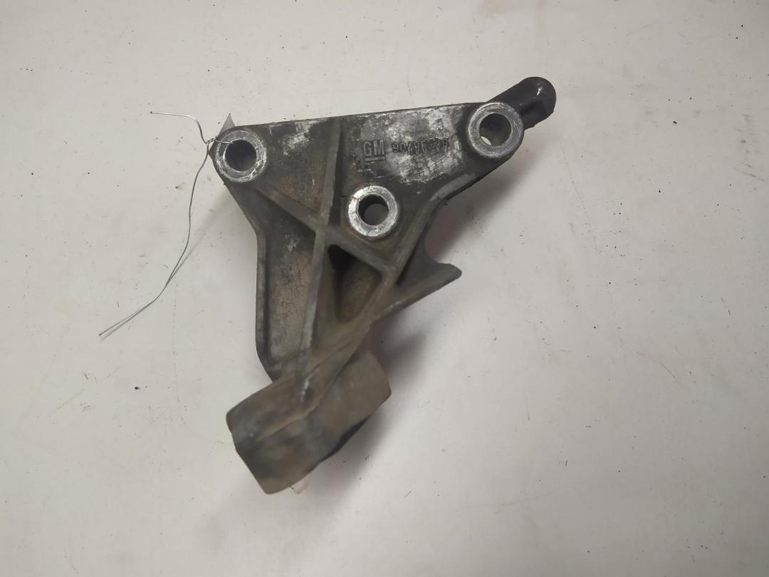 кронштейн КПП Opel Vectra B 1997, 1.8 л., бензин, МКПП, чёрный, хетчбэк 5 дв., 90496729 - фото №1