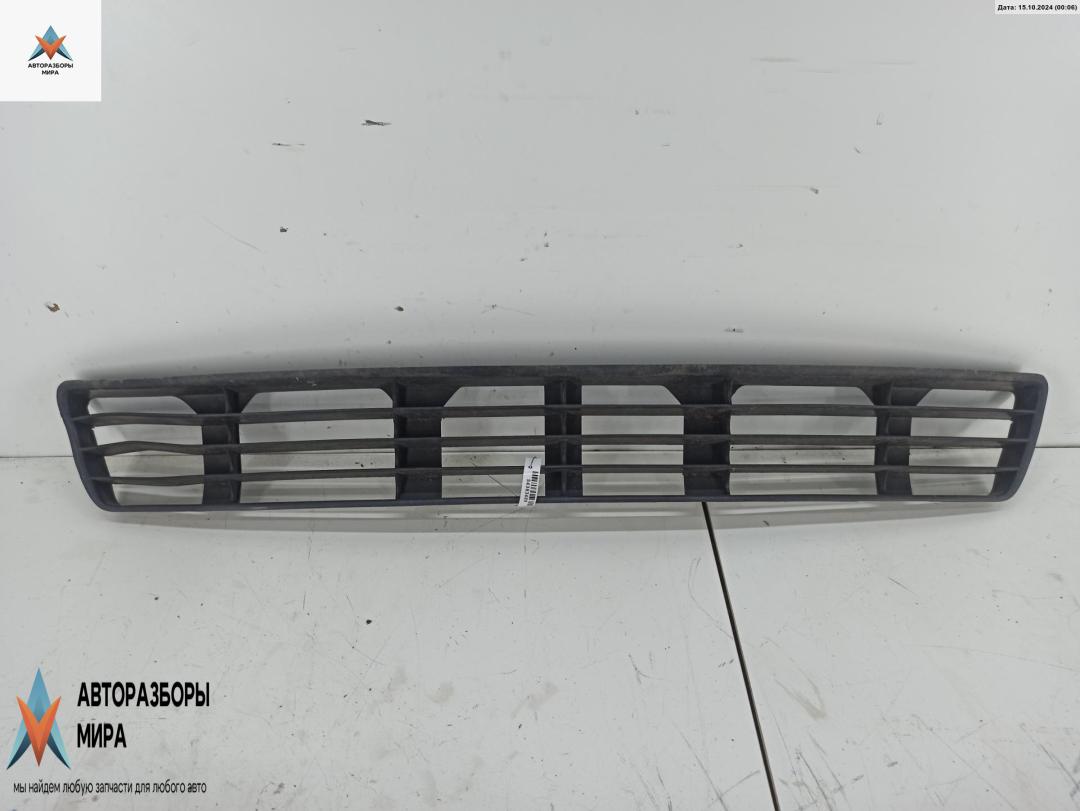 заглушка (решетка) в бампер Audi A4 B5 1997, 1.8 л., бензин, МКПП, красный, универсал, 8D0807683 - фото №1