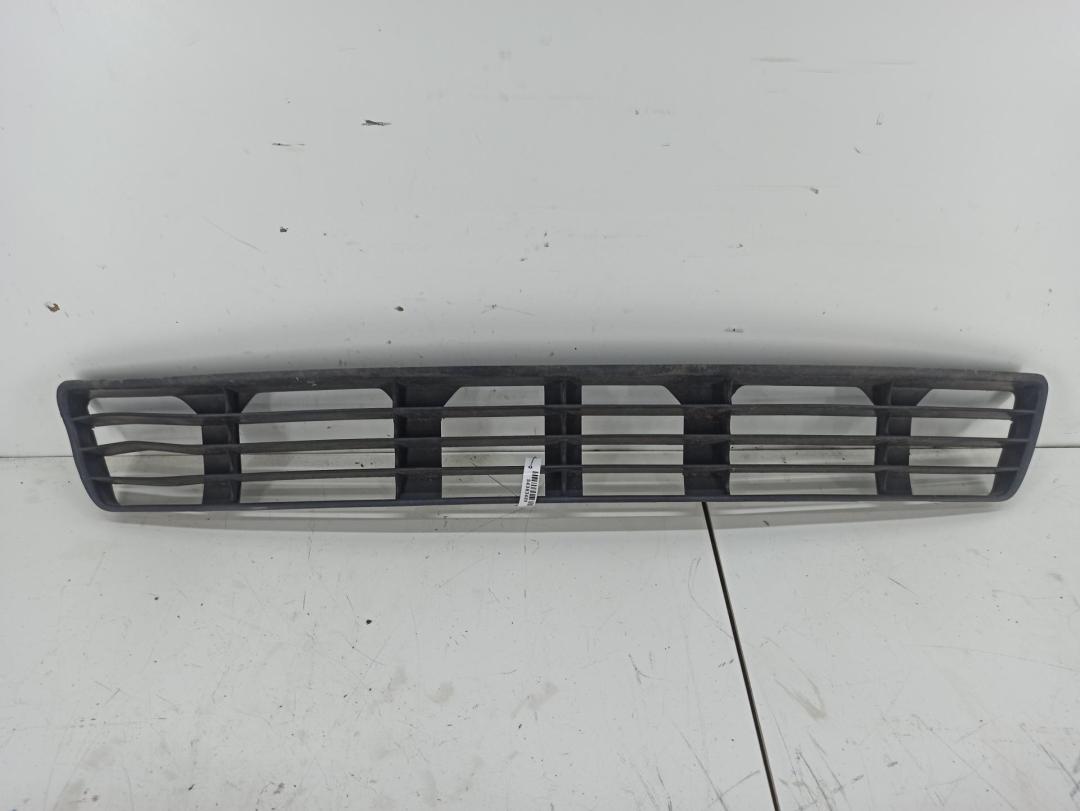 заглушка (решетка) в бампер Audi A4 B5 1997, 1.8 л., бензин, МКПП, красный, универсал, 8D0807683 - фото №1