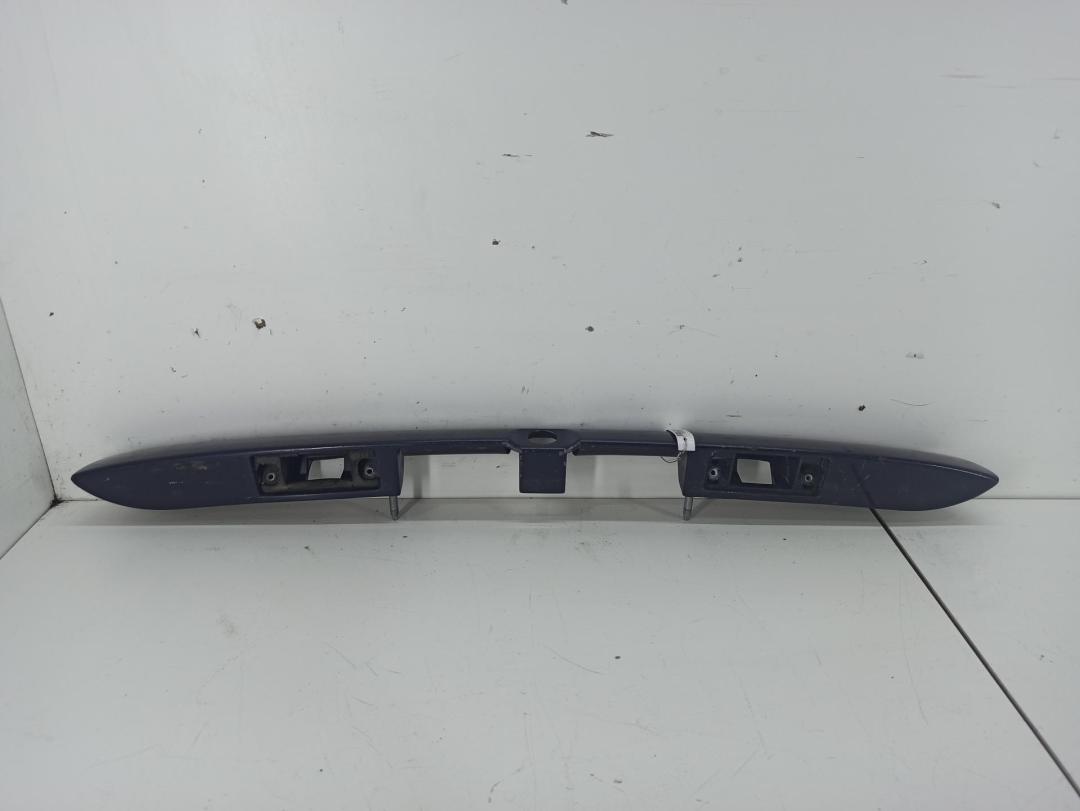 накладка подсветки номера Audi A3 8L 1997, 1.8 л., бензин, МКПП, синий, хетчбэк 3 дв., 8D9827574 - фото №1