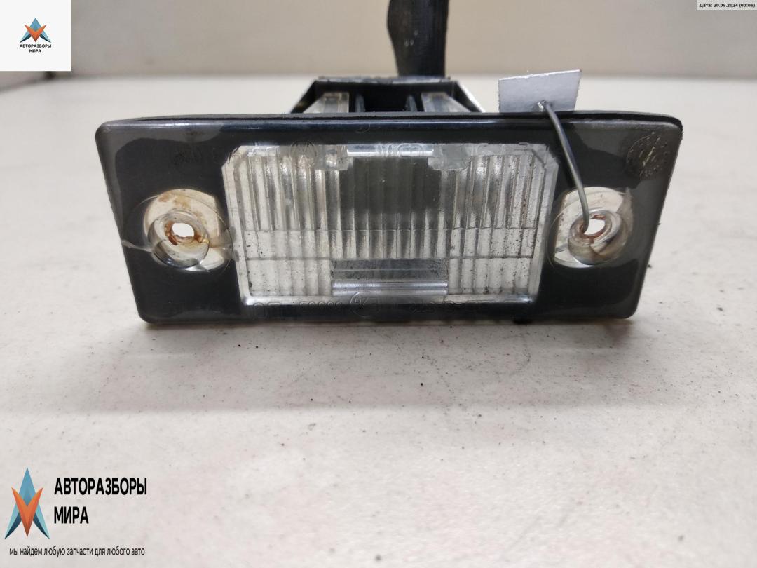 подсветка номера Volkswagen Golf 4 поколение 2000, 1.4 л., бензин, МКПП, серый, универсал, 1J5943021 - фото №1