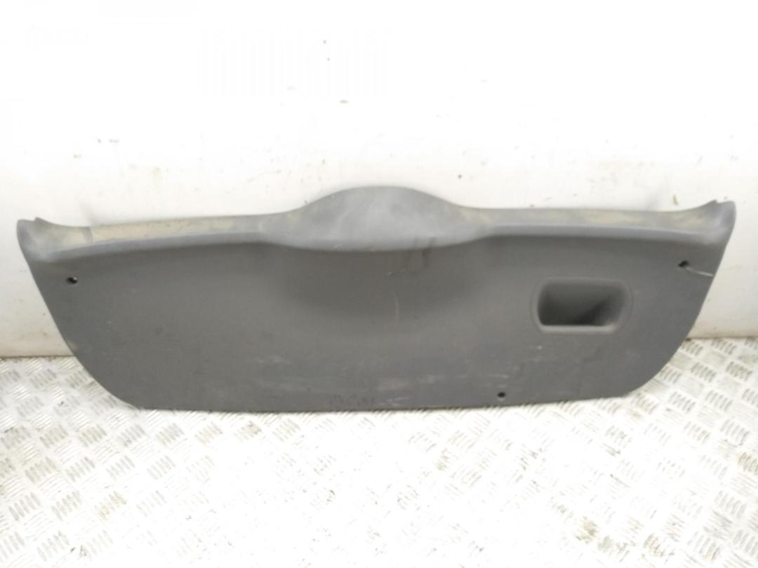 обшивка крышки багажника Ford Fiesta 5 поколение 2003, 1.3 л., бензин, МКПП, серый, хетчбэк 5 дв., 2S61A40706ACW - фото №1