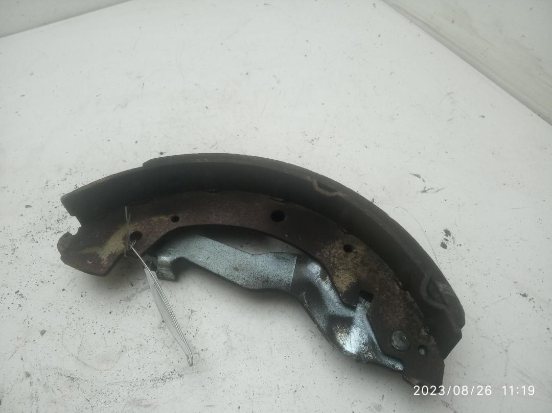 Колодки тормозные задние Volkswagen Transporter T4 1994, 2.4 л., дизель, МКПП, жёлтый, микроавтобус, 701609265D - фото №1
