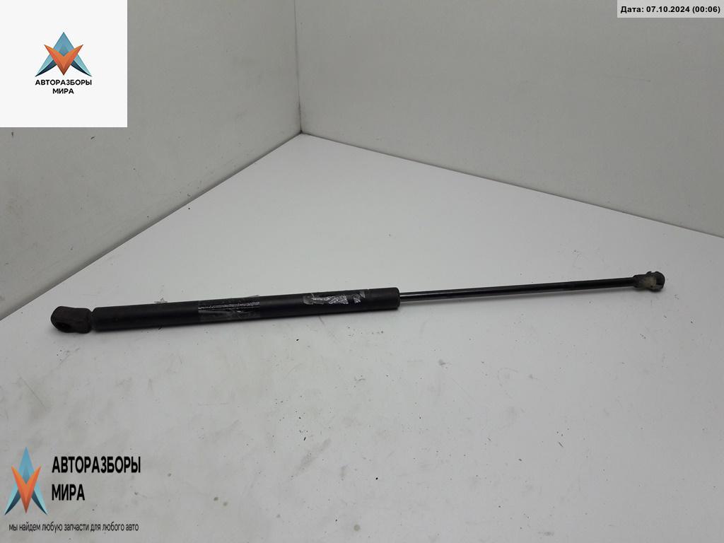 амортизатор крышки багажника (3-5 двери) Volkswagen Golf 4 поколение 1998, 1.8 л., бензин, МКПП, серый, хетчбэк 5 дв., 1J6827550C - фото №1