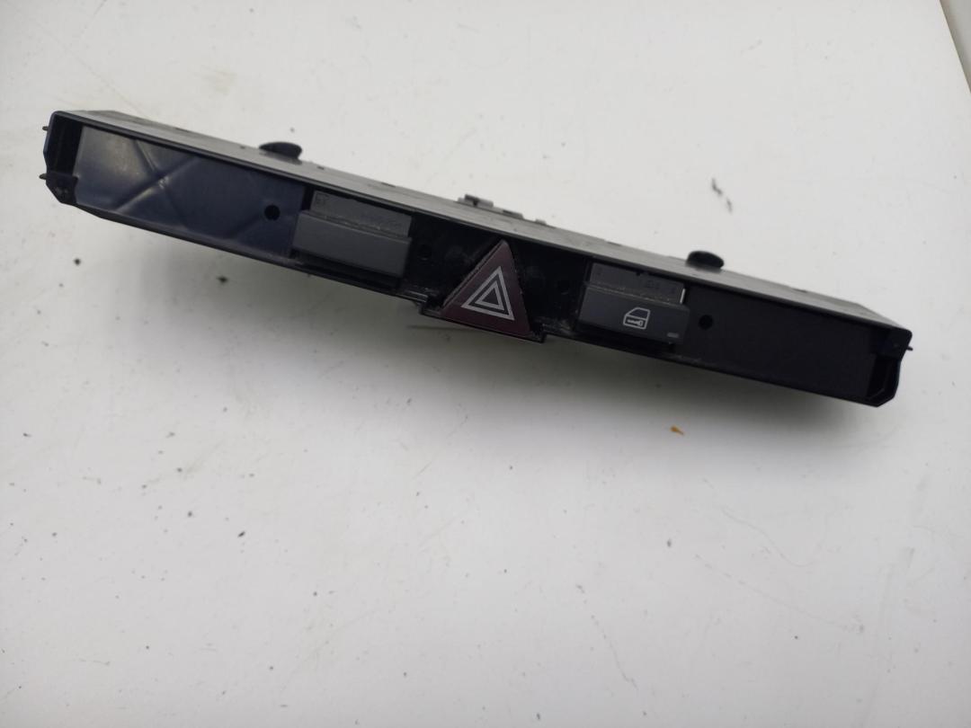 кнопка аварийной сигнализации Opel Astra H 2004, 1.4 л., бензин, МКПП, синий, хетчбэк 5 дв., 13100105