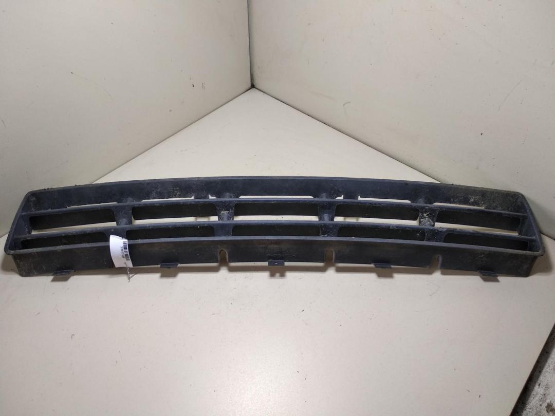 заглушка (решетка) в бампер Volkswagen Golf 4 поколение 2001, 1.9 л., дизель, МКПП, серый, хетчбэк 5 дв., 1J0853677D - фото №1