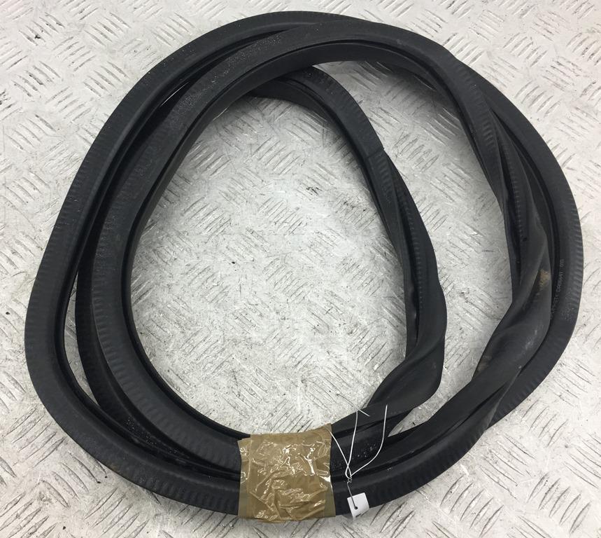 уплотнитель двери Volkswagen Tiguan 2009, 2.0 л., дизель, МКПП, чёрный, внедорожник 5 дв.