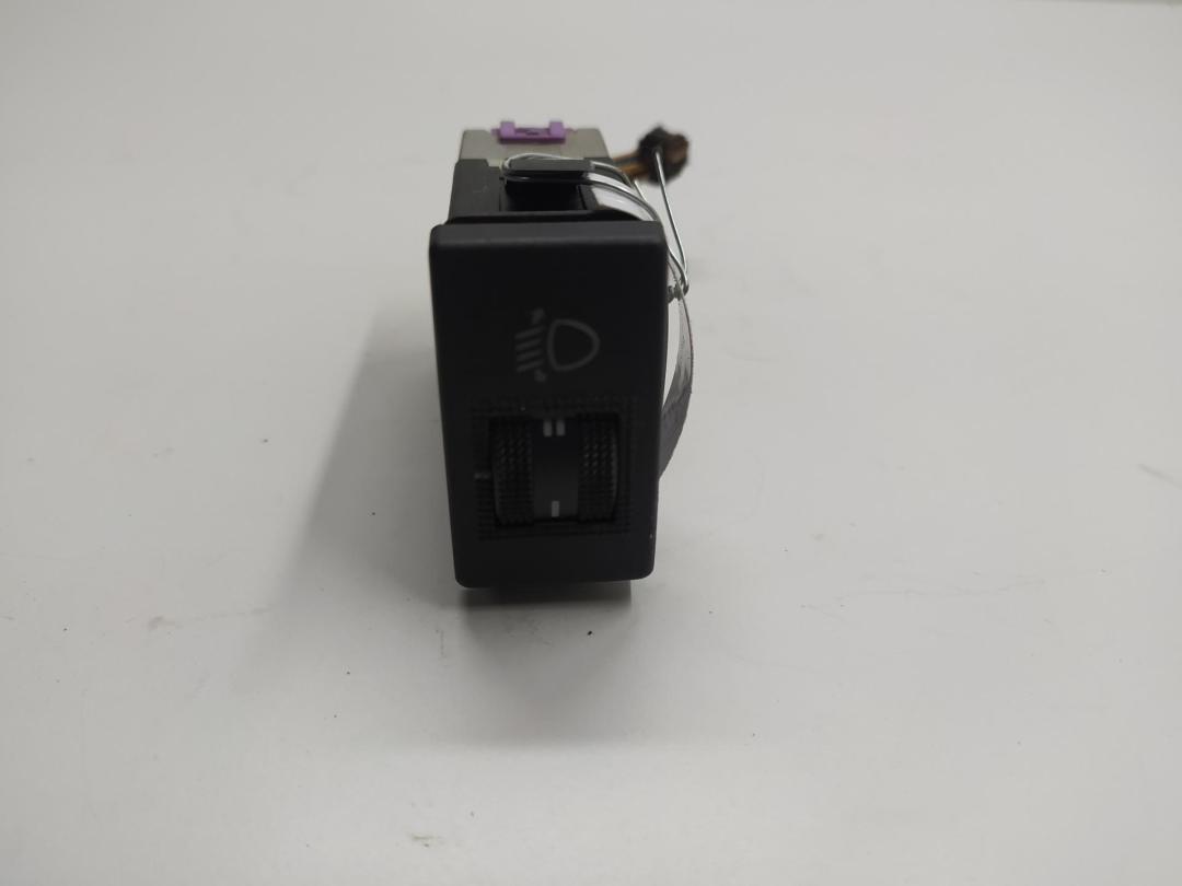 кнопка корректора фар Audi A4 B5 1997, 1.6 л., бензин, МКПП, зелёный, универсал, 8D0941301