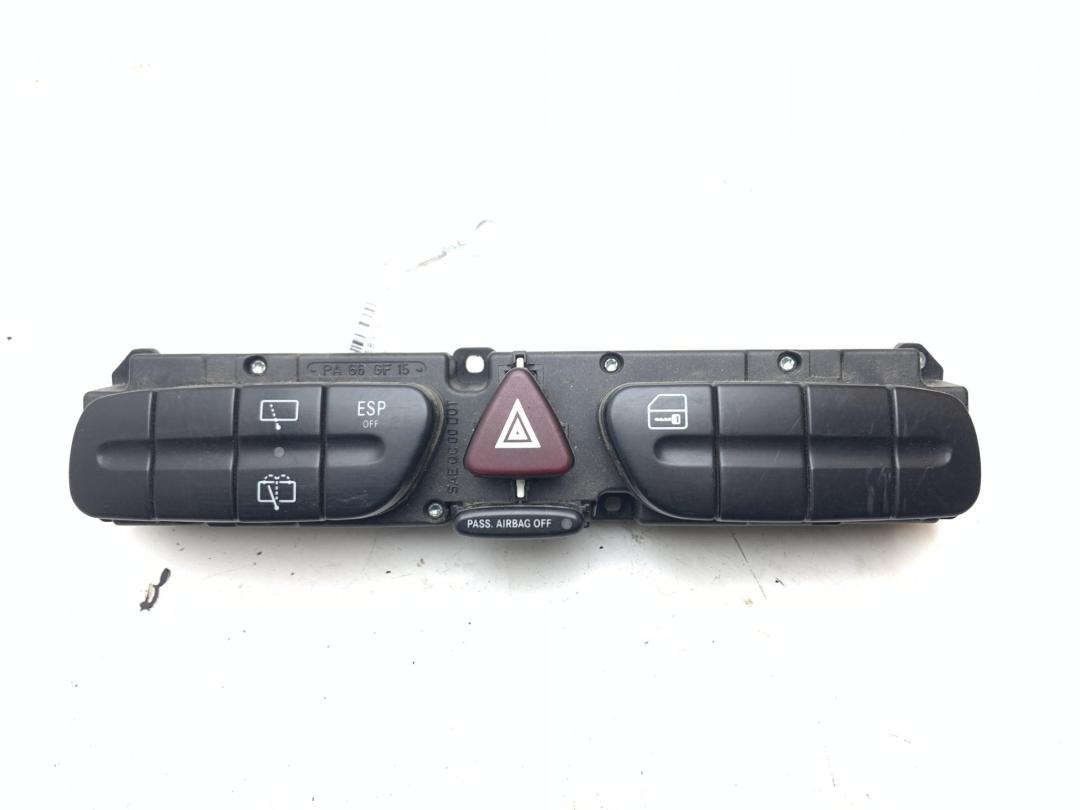кнопка аварийной сигнализации Mercedes-Benz C W203 2003, 1.8 л., бензин, МКПП, серый, универсал, 2038219279