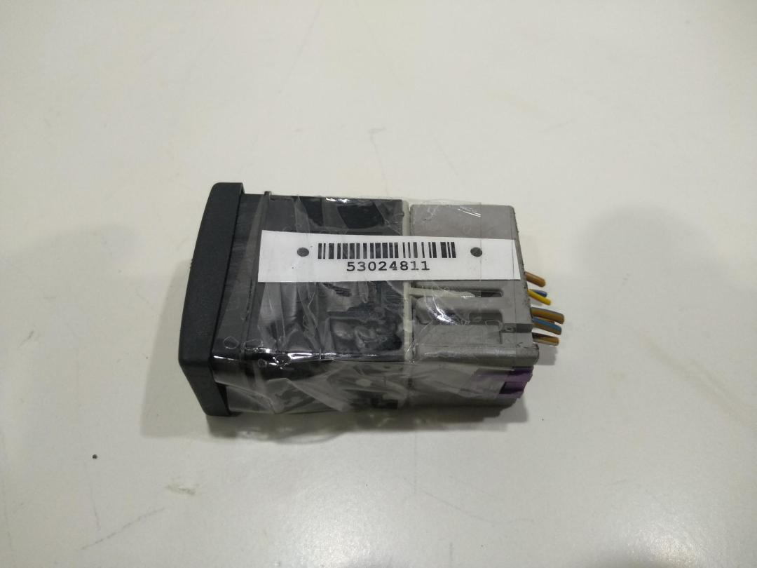 кнопка (выключатель) Audi A4 B5 1997, 1.8 л., бензин, МКПП, синий, универсал