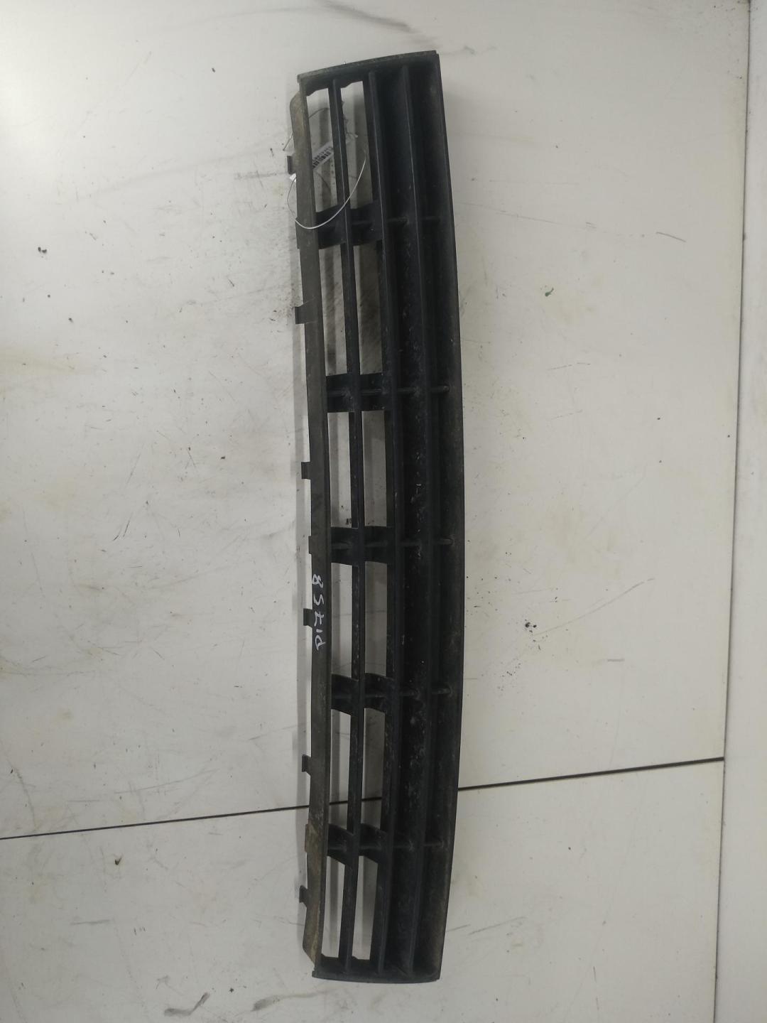 заглушка (решетка) в бампер Audi A4 B5 1998, 2.8 л., бензин, АКПП, серый, седан