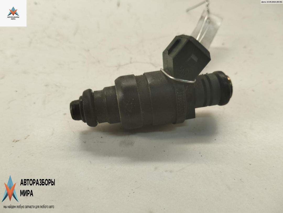 форсунка Volkswagen Golf 4 поколение 1998, 1.6 л., бензин, МКПП, синий, хетчбэк 5 дв., 037906031AA - фото №1