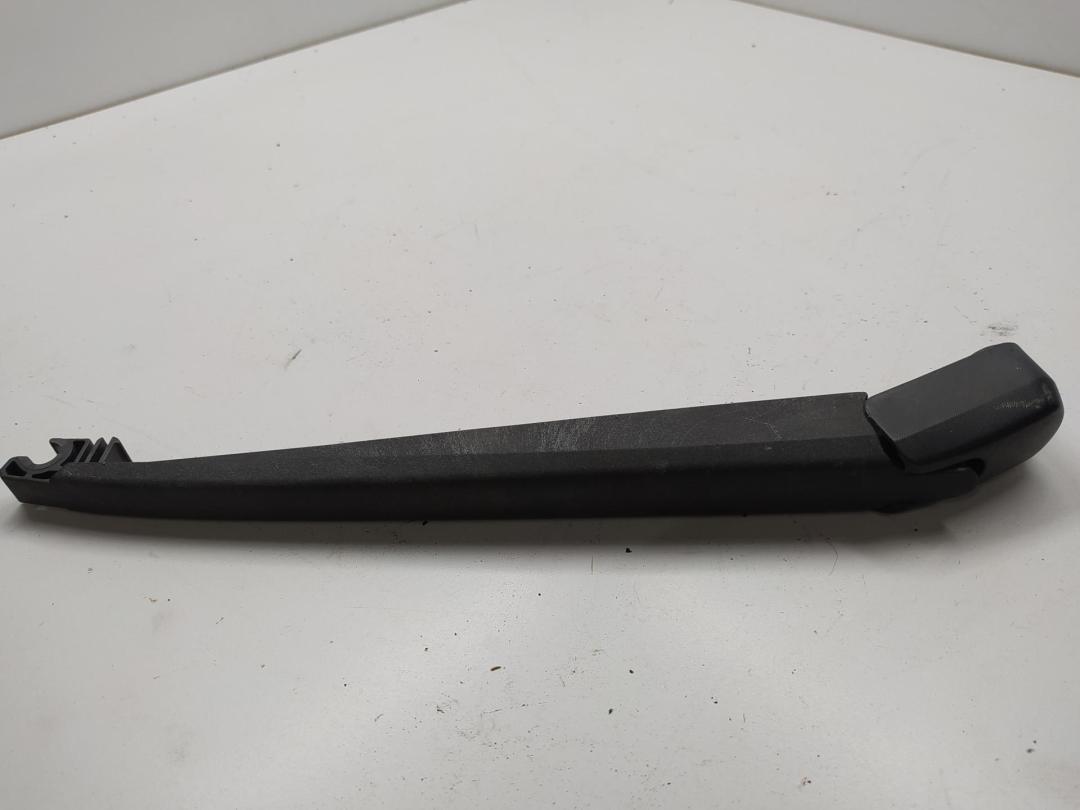 Щеткодержатель (поводок стеклоочистителя) задний Mazda 6 GG/GY 2003, 2.0 л., дизель, МКПП, серый, универсал