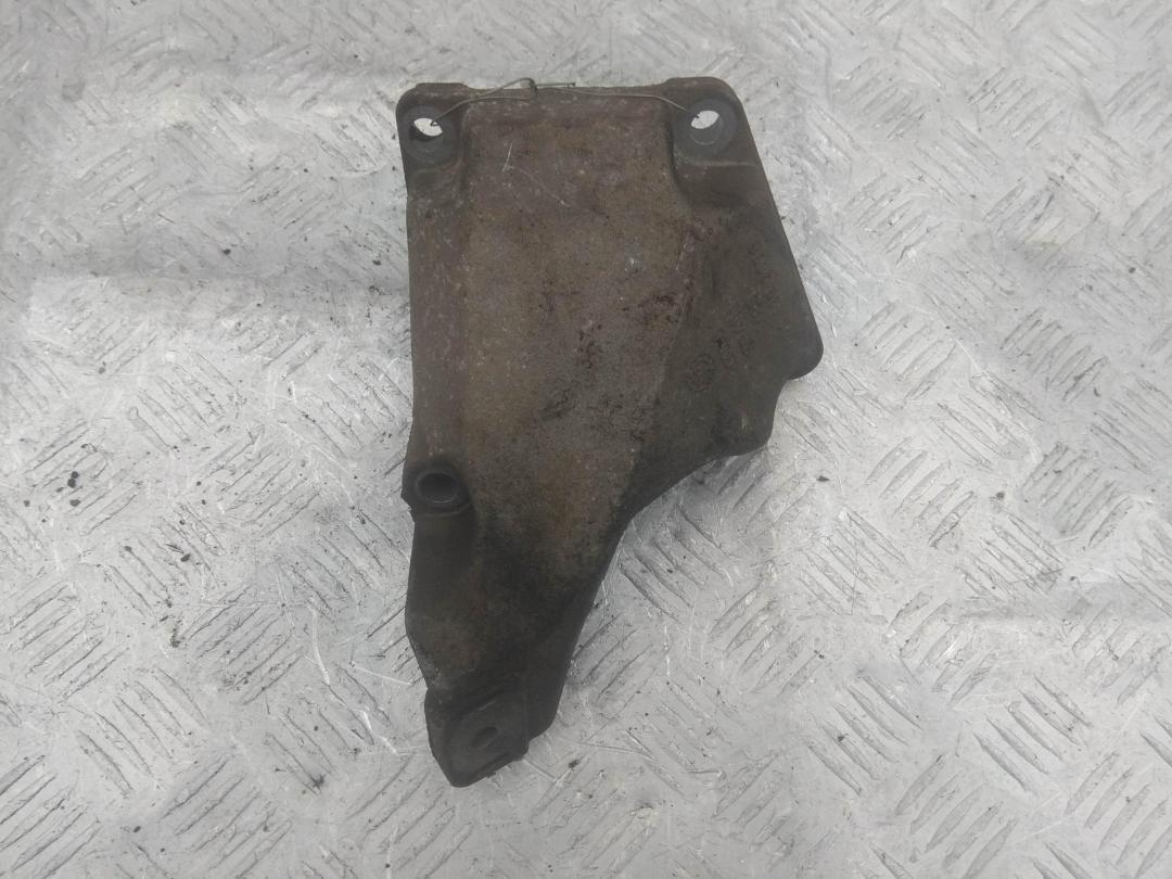 кронштейн двигателя Audi A6 4B/C5 1997, 2.4 л., бензин, МКПП, красный, седан, 8D0199307G - фото №1