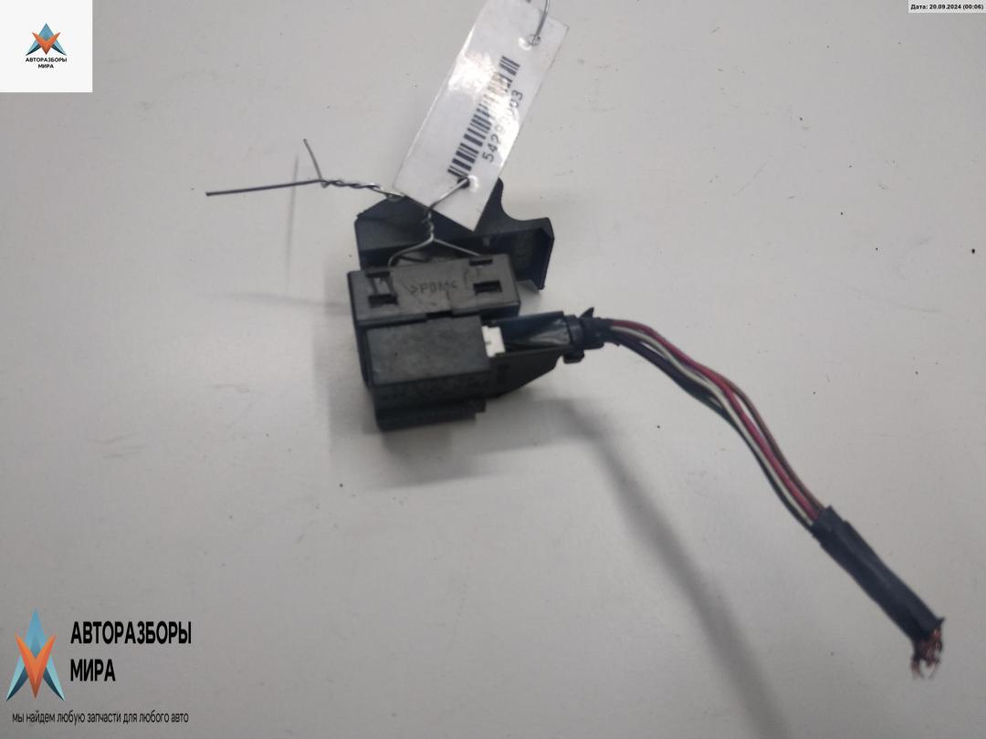 кнопка стеклоподъемника переднего правого Audi A3 8L 1998, 1.6 л., бензин, МКПП, серый, хетчбэк 3 дв., 8L0959855 - фото №1