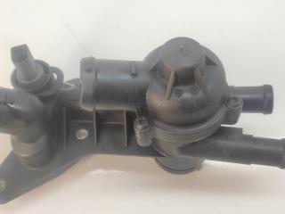 корпус термостата Volkswagen Polo 4 поколение 2004, 1.2 л., бензин, МКПП, синий, хетчбэк 5 дв., 03C121111B