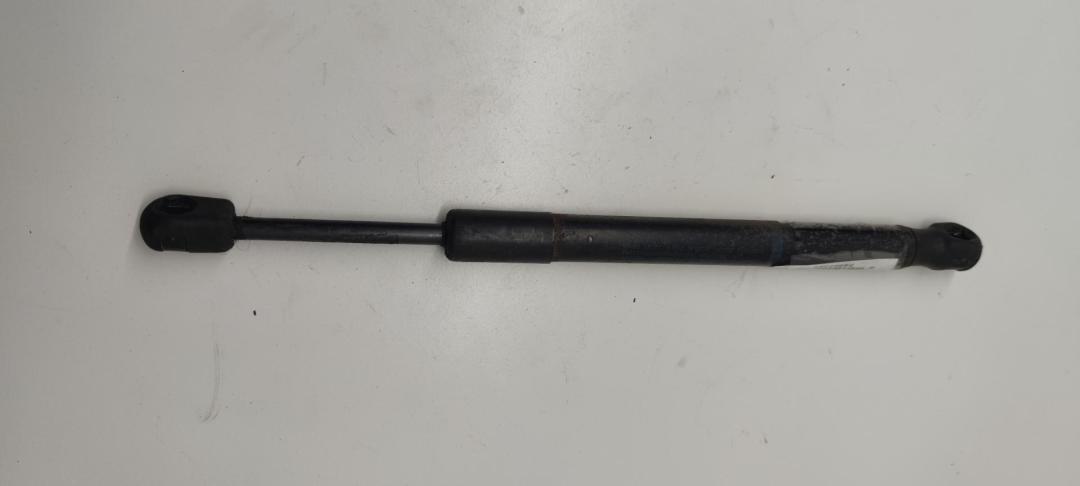 амортизатор крышки багажника (3-5 двери) Audi A6 4F/C6 2004, 2.0 л., дизель, МКПП, серый, седан, 4F5827552B - фото №1