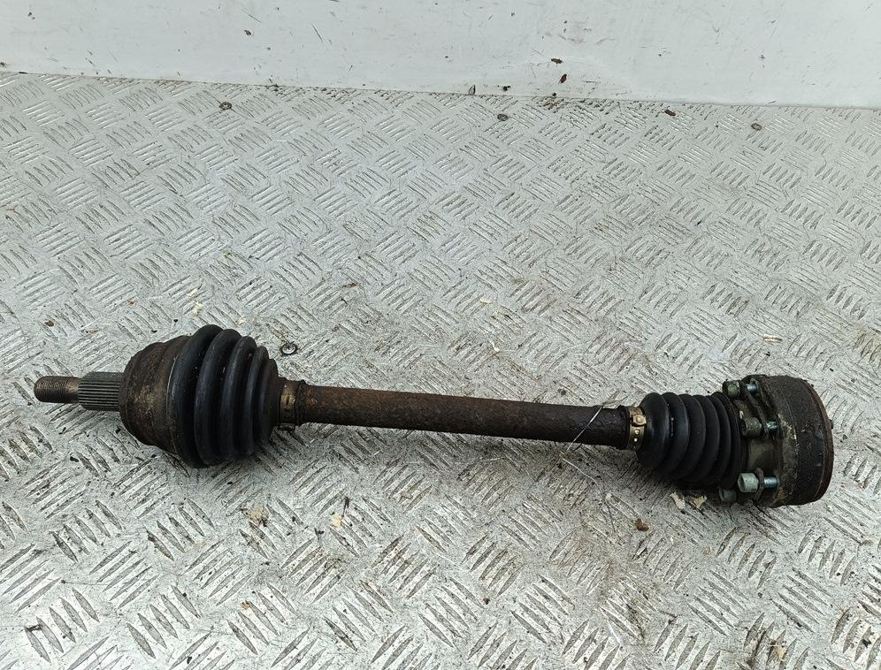 полуось передняя левая (приводной вал, ШРУС) Volkswagen Golf-4 1999, 1.4 л., бензин, МКПП, синий, хетчбэк 3 дв.