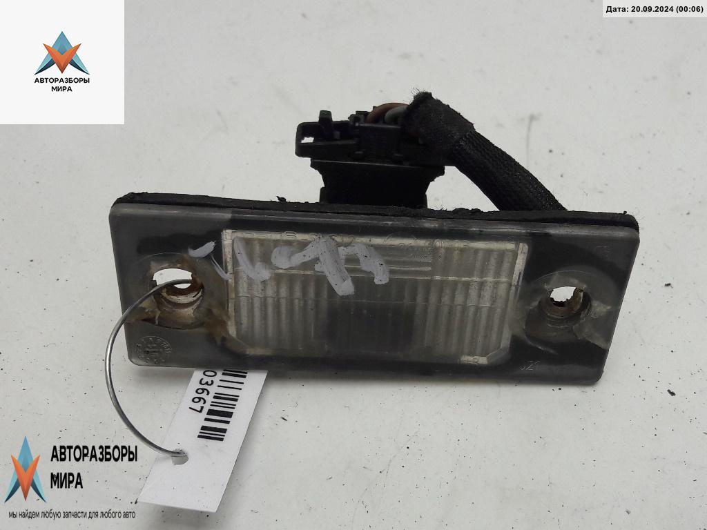 подсветка номера Volkswagen Golf 4 поколение 2001, 1.9 л., дизель, МКПП, чёрный, универсал, 1J5943021 - фото №1