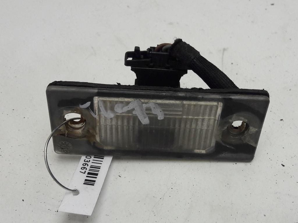 подсветка номера Volkswagen Golf 4 поколение 2001, 1.9 л., дизель, МКПП, чёрный, универсал, 1J5943021 - фото №1