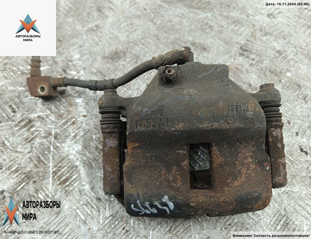 суппорт передний правый Nissan Primera P10 1993, 2.0 л., бензин, МКПП, серый, седан - фото №1