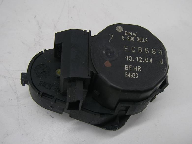 моторчик заслонки печки BMW 5 серия E60/E61 2004, 2.5 л., дизель, АКПП, чёрный, седан, 6930303 - фото №1