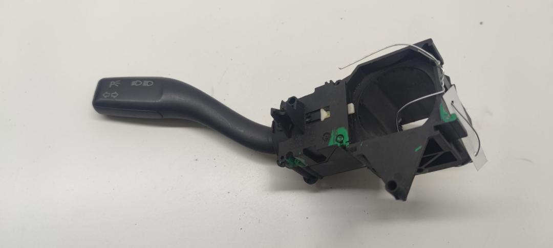переключатель поворотов Audi A4 B6 2003, 1.9 л., дизель, МКПП, чёрный, универсал, 8E0953513A - фото №1