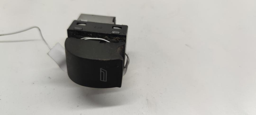 кнопка стеклоподъемника переднего правого Audi A6 4B/C5 1997, 2.4 л., бензин, МКПП, зелёный, универсал, 4B0959855 - фото №1