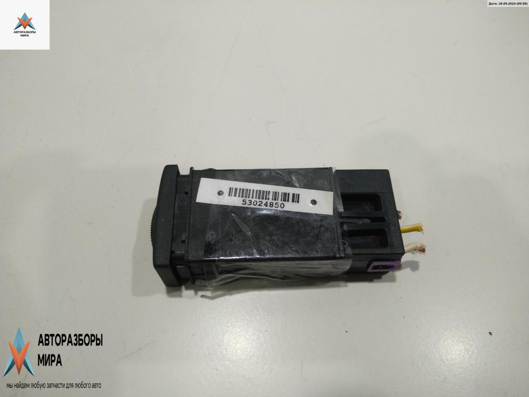 кнопка (выключатель) Audi A4 B5 1997, 1.8 л., бензин, МКПП, синий, универсал - фото №1