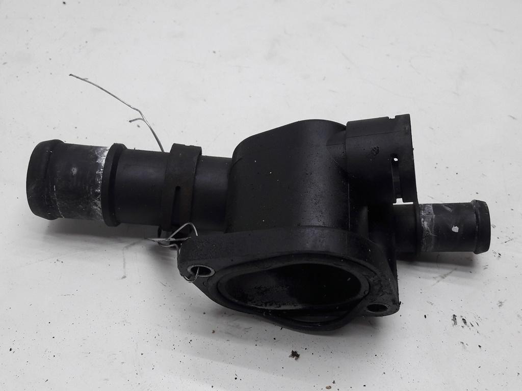 фланец (тройник) системы охлаждения Volkswagen Touran 1 поколение 2004, 2.0 л., дизель, МКПП, синий, минивэн, 038121132G - фото №1