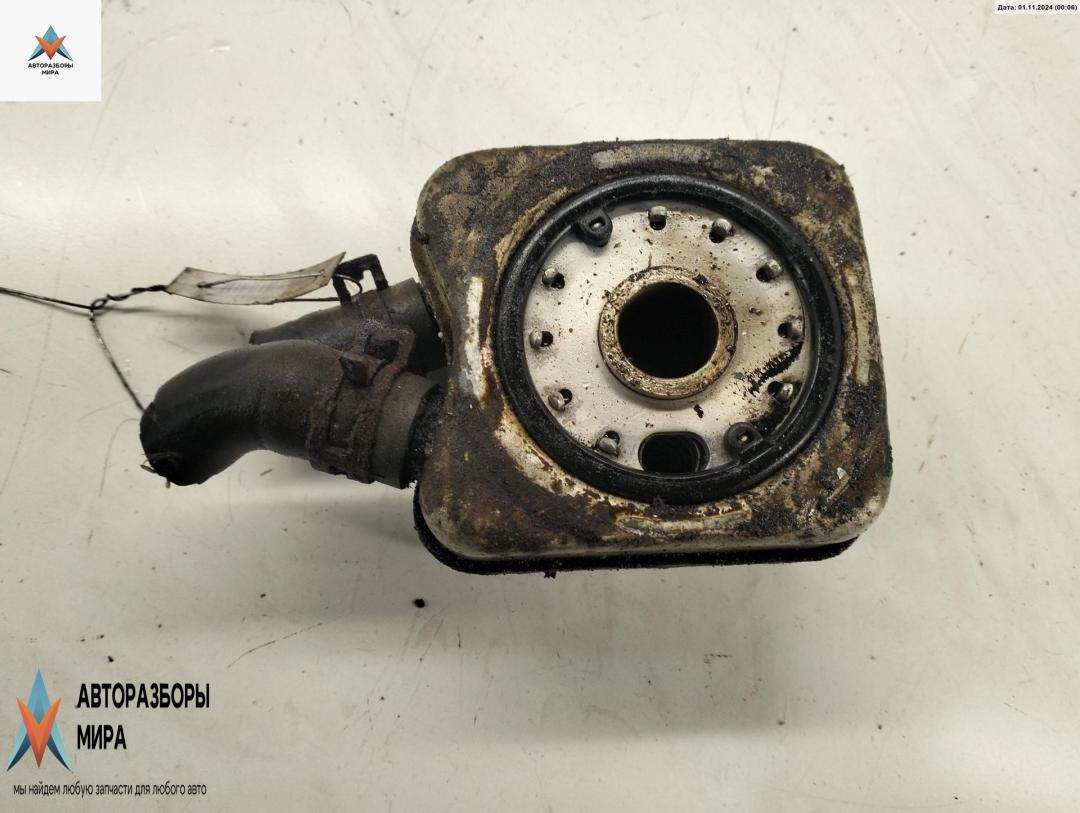 теплообменник масляного фильтра Volkswagen Golf 4 поколение 2002, 2.0 л., бензин, МКПП, чёрный, хетчбэк 5 дв. - фото №1