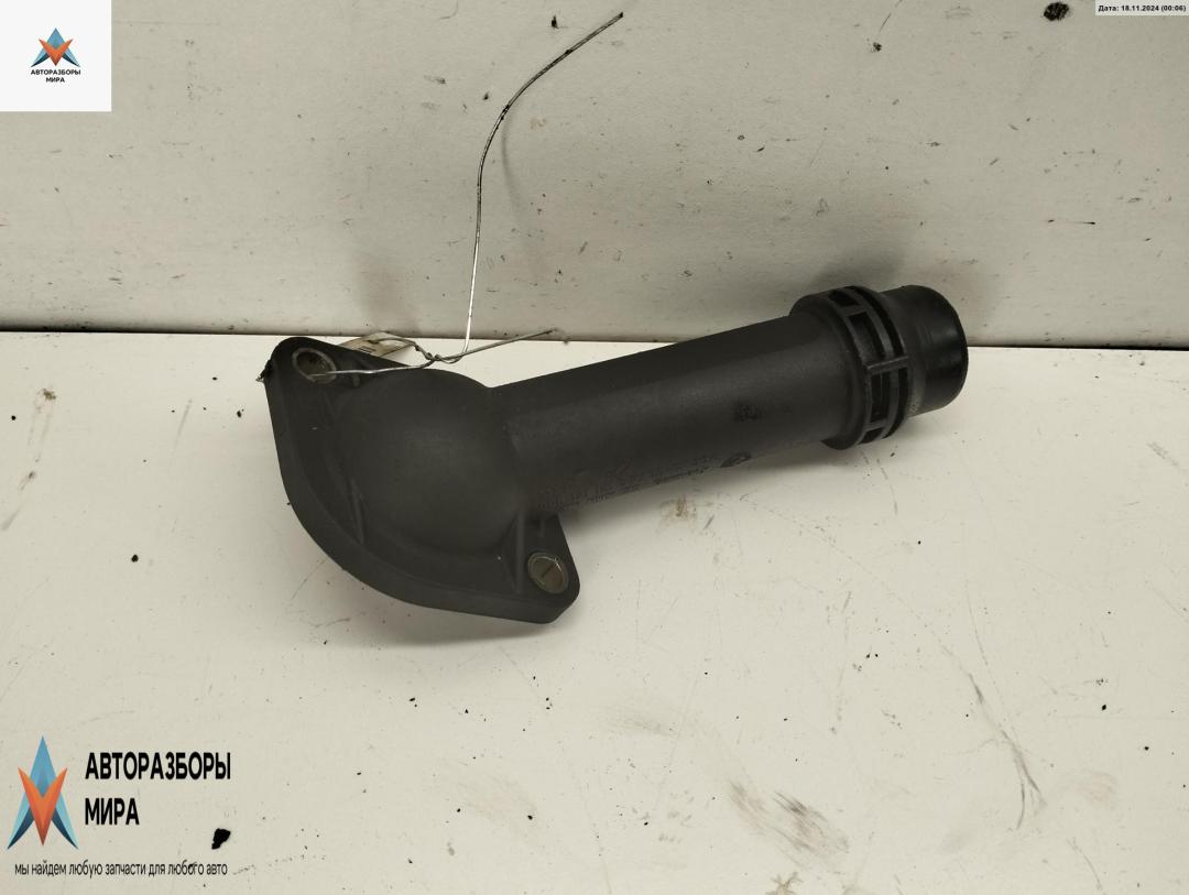 корпус термостата Volkswagen Passat B5 1998, 1.6 л., бензин, МКПП, чёрный, универсал, 06B121121 - фото №1