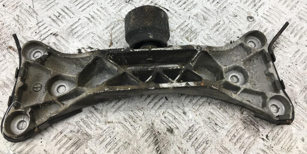 кронштейн КПП BMW 7 E38 1996, 4.4 л., бензин, АКПП, чёрный, седан, 22321093508