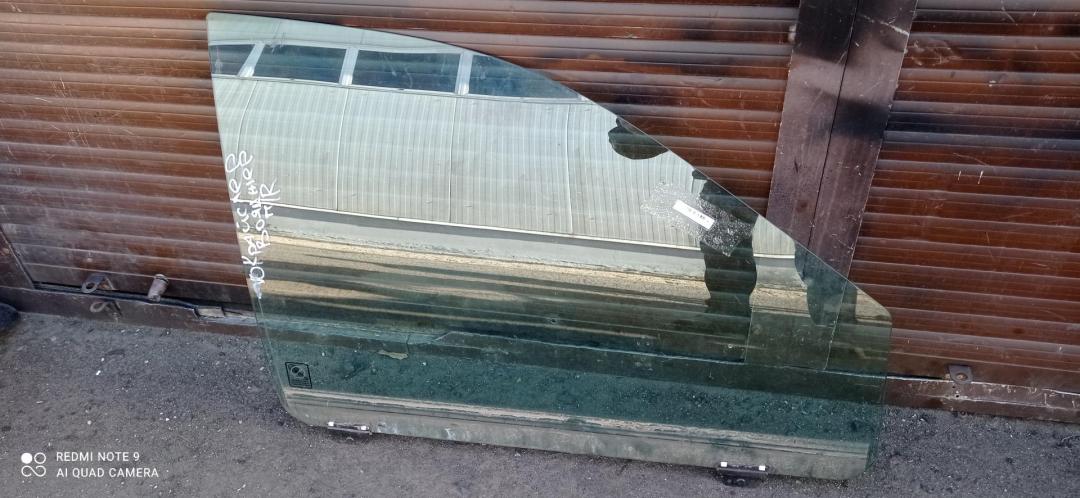 стекло двери передней правой Chrysler Voyager 1997, 3.3 л., бензин, АКПП, чёрный, минивэн