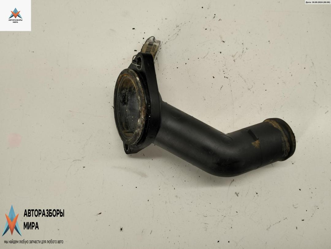 корпус термостата Volkswagen Golf 4 поколение 1999, 1.6 л., бензин, МКПП, чёрный, хетчбэк 3 дв., 038121121D - фото №1