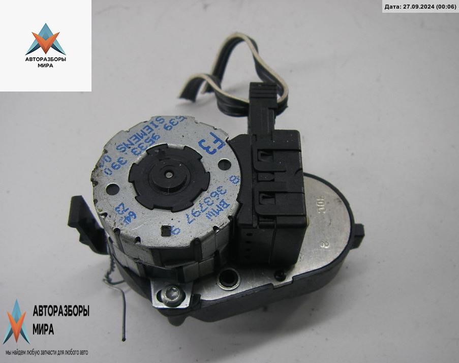 моторчик заслонки печки BMW 5 серия E39 1996, 2.5 л., бензин, МКПП, зелёный, седан, 8363797 - фото №1