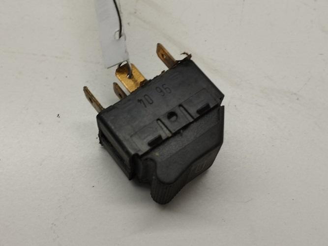 кнопка стеклоподъемника переднего левого Audi A4 B5 1996, 1.8 л., бензин, МКПП, красный, седан, 4D0959855