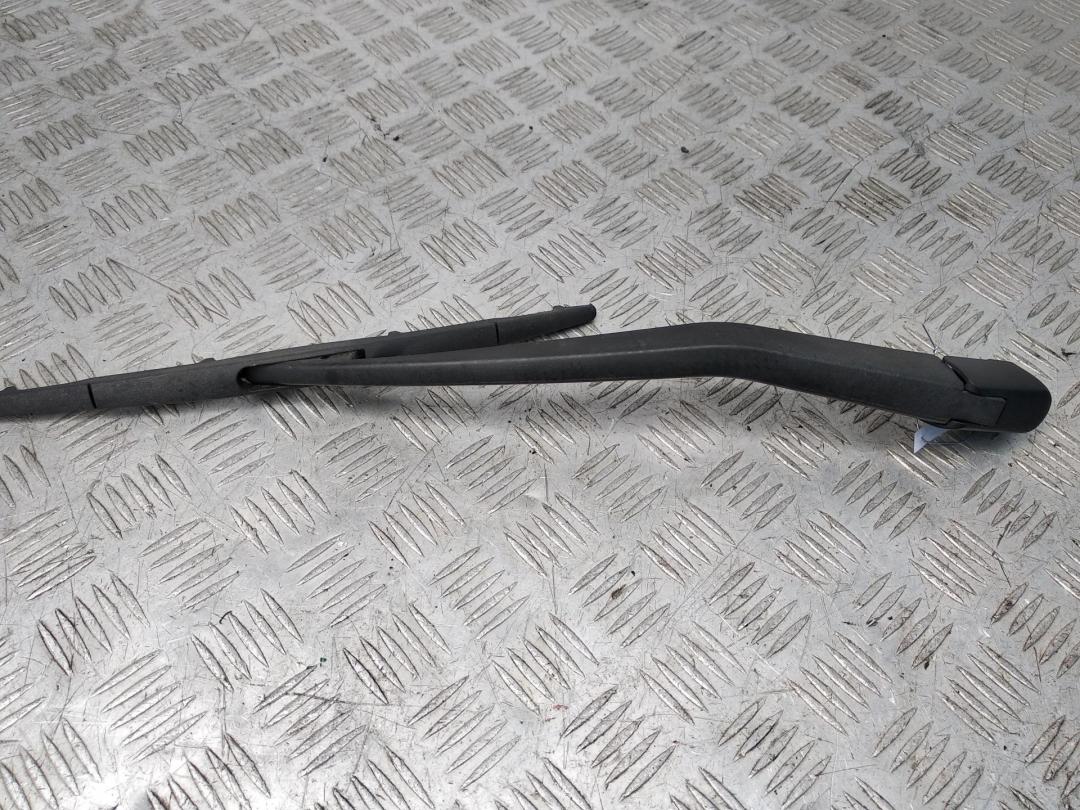 Щеткодержатель (поводок стеклоочистителя) задний Nissan Micra K13 2011, 1.2 л., бензин, АКПП, серый, хетчбэк 5 дв.