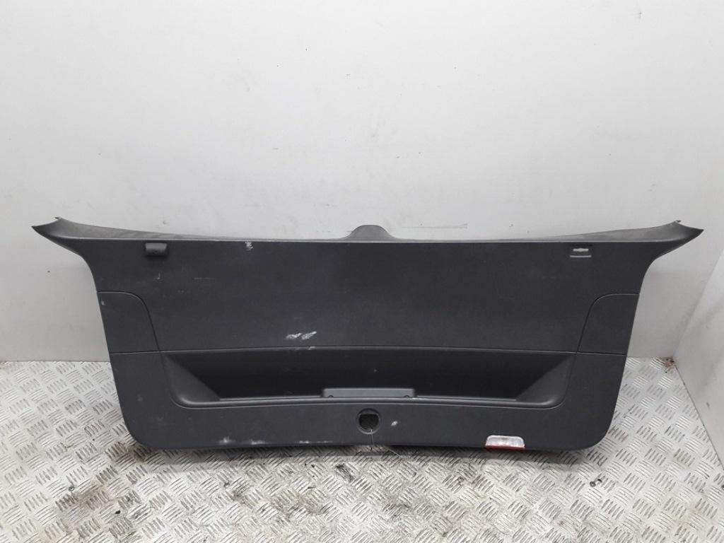 обшивка крышки багажника Volkswagen Golf 5 поколение 2004, 1.6 л., бензин, МКПП, красный, хетчбэк 5 дв. - фото №1