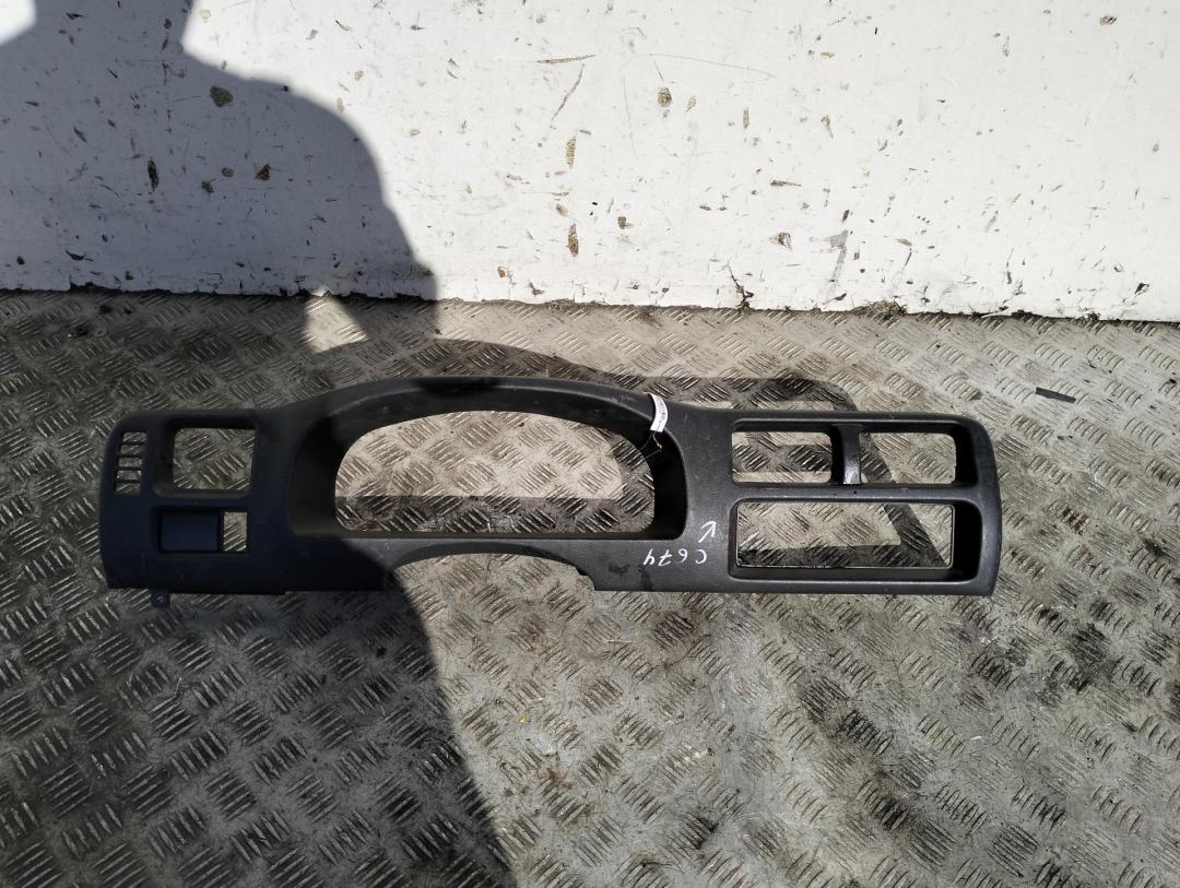 Рамка (обрамление) щитка приборов Suzuki Wagon R 1998, 1.0 л., бензин, МКПП, красный, хетчбэк 5 дв.