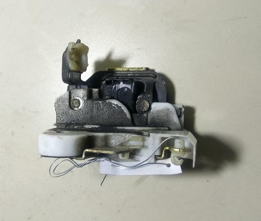 замок двери задней правой Nissan Micra K11 1999, 1.0 л., бензин, МКПП, красный, хетчбэк 5 дв.