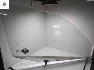 стекло двери передней правой Nissan Primera P11 1998, 2.0 л., бензин, МКПП, красный, седан