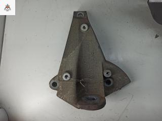 кронштейн КПП Audi A4 B5 1996, 2.6 л., бензин, АКПП, зелёный, универсал, 8D0399113AC