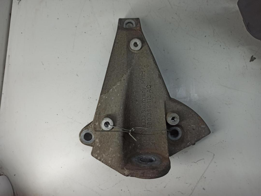 кронштейн КПП Audi A4 B5 1996, 2.6 л., бензин, АКПП, зелёный, универсал, 8D0399113AC